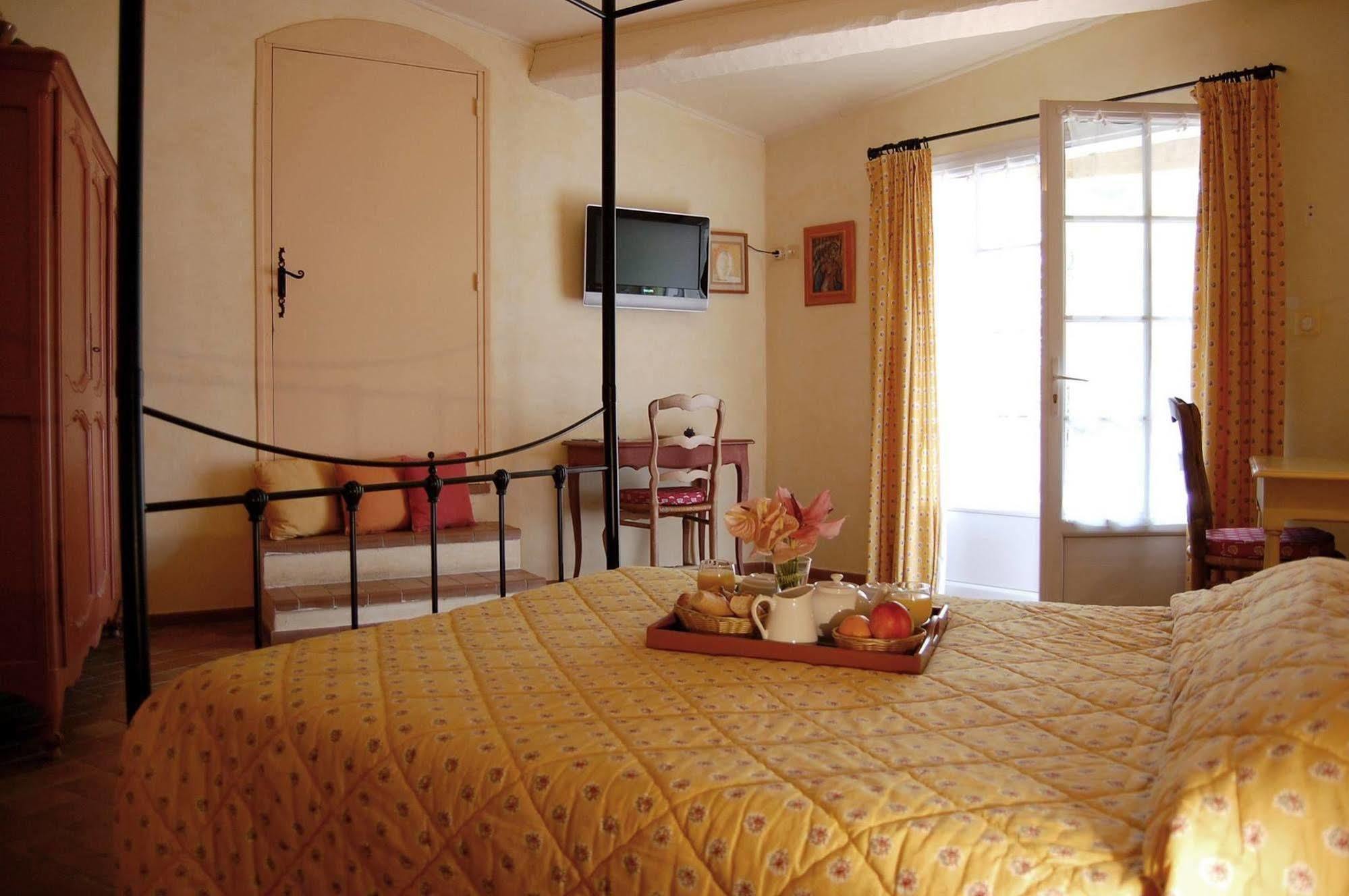 Auberge Des Glycines Porquerolles Bagian luar foto